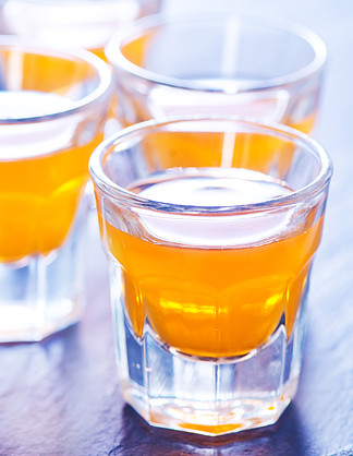 酒精飲料的多樣探索 伏特加與玻璃汁的獨特魅力