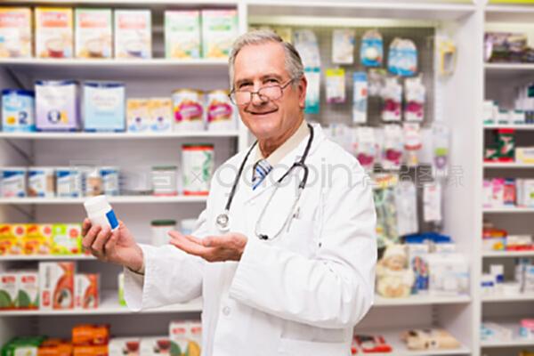 微笑的資深醫生 藥物科普與信任的傳遞